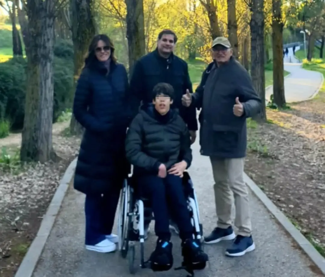 Fabiola Martínez junto a sus padres y su famila