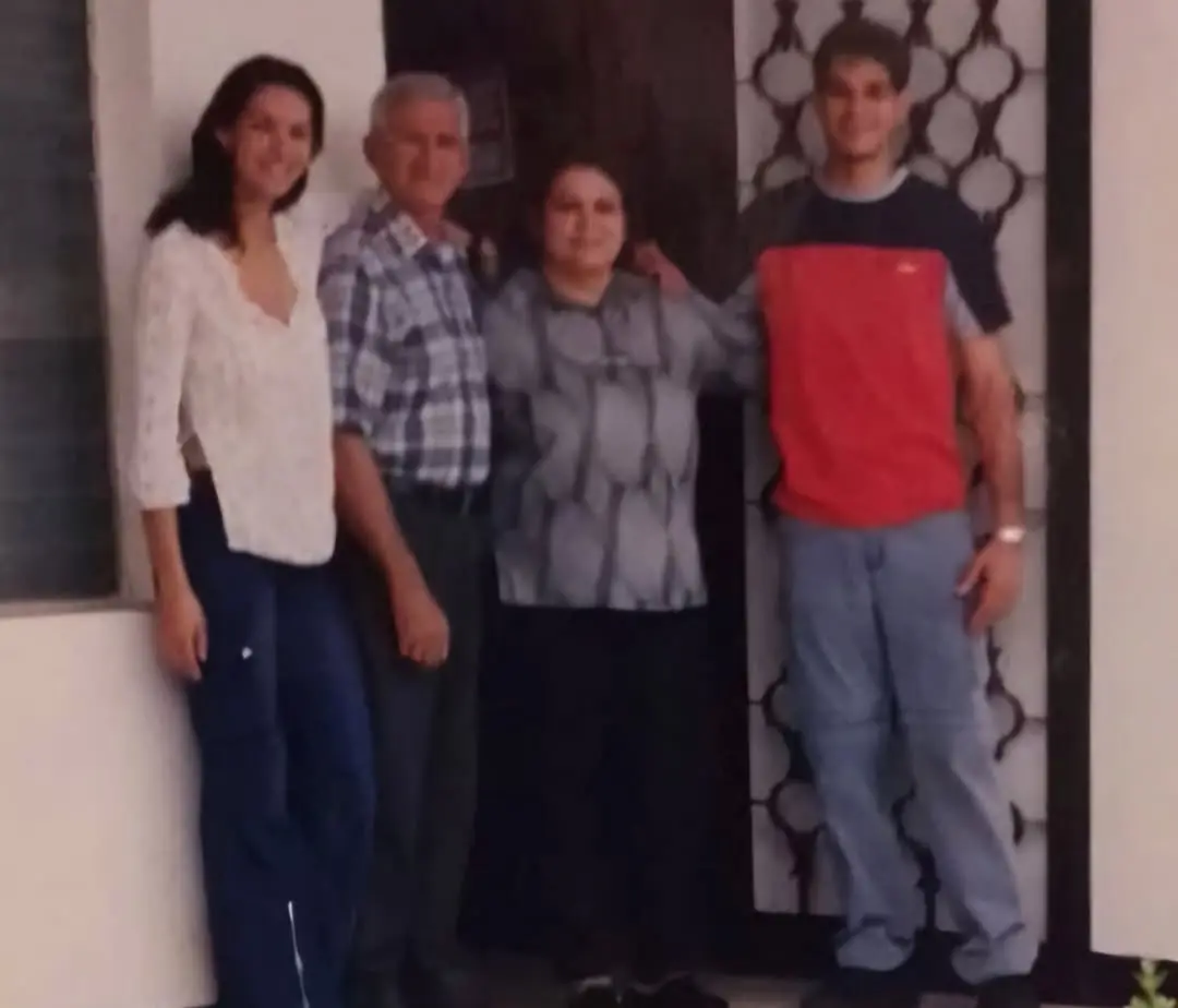 Fabiola Martínez junto a sus padres y su famila