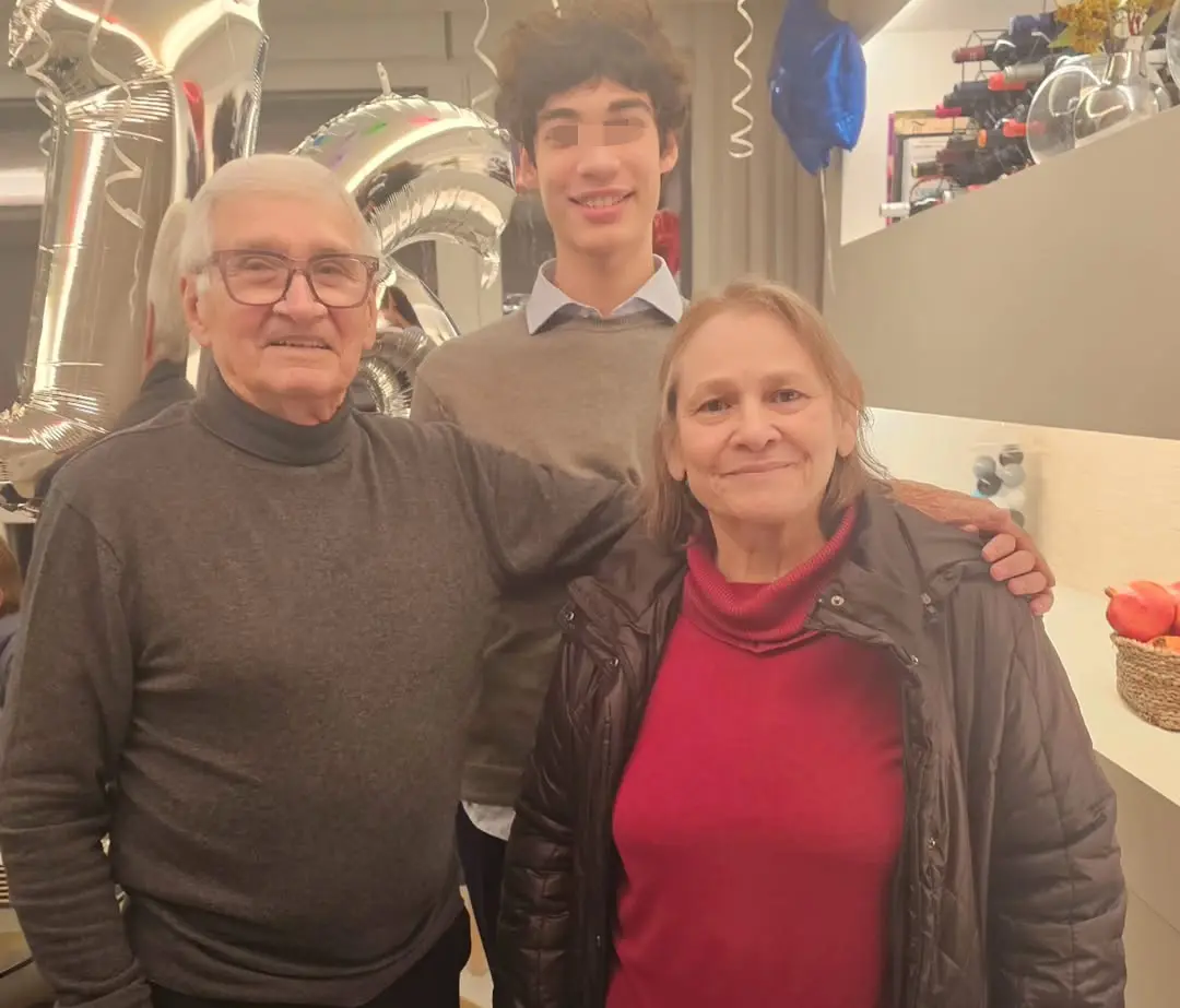 Fabiola Martínez junto a sus padres y su famila