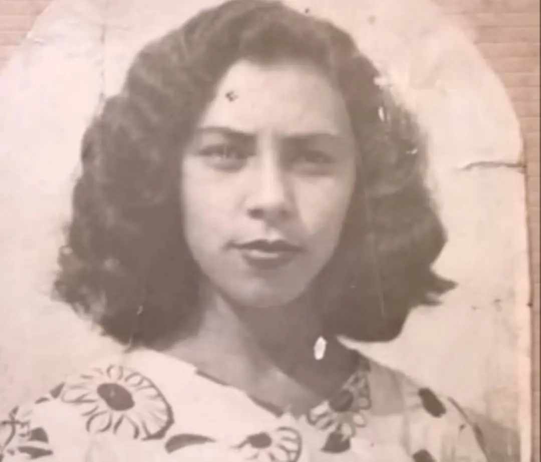 Fabiola Martínez junto a sus padres y su famila