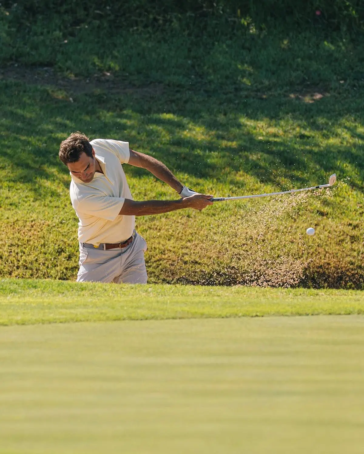 Roger Federer jugando al golf