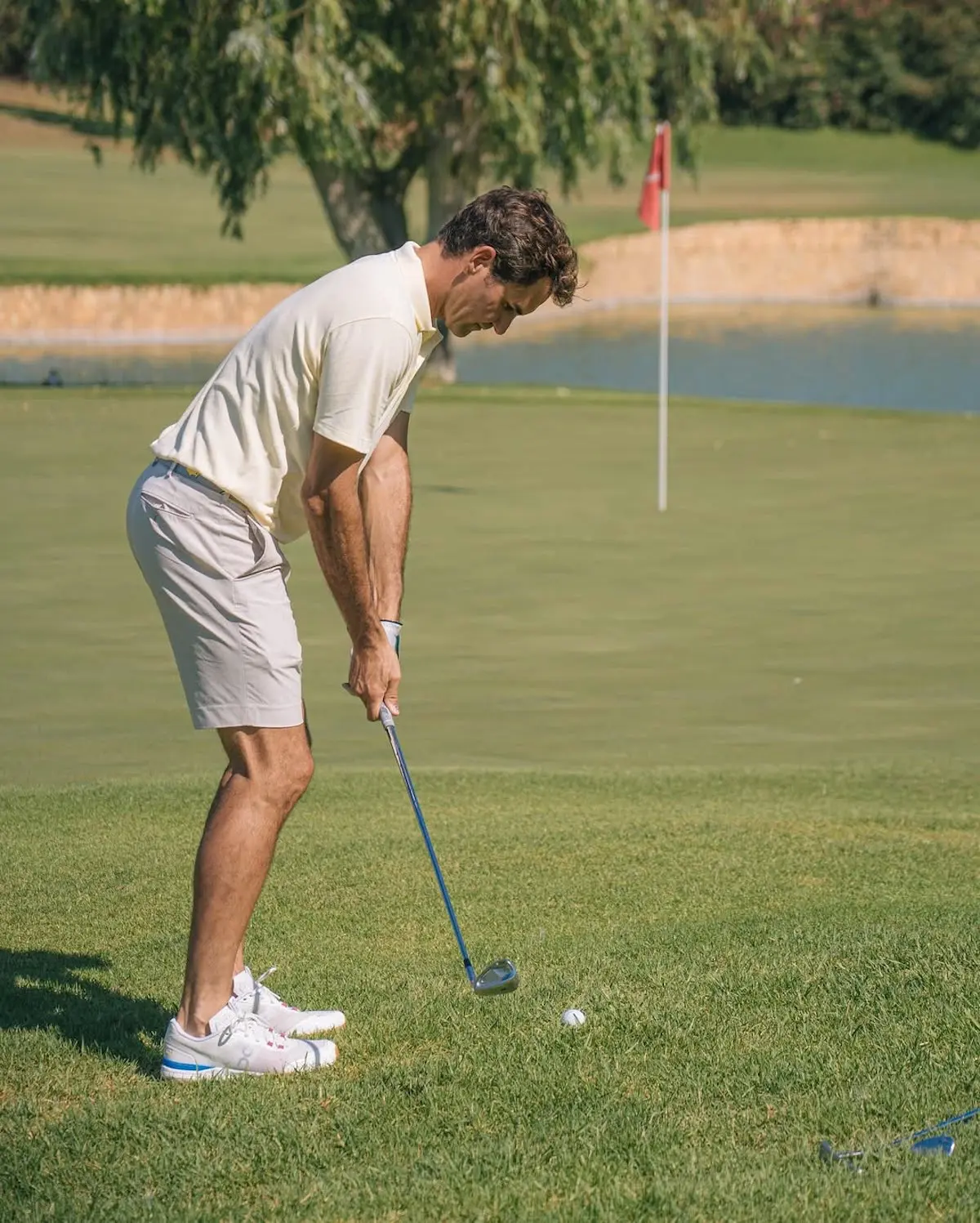 Roger Federer concentrado jugando al golf