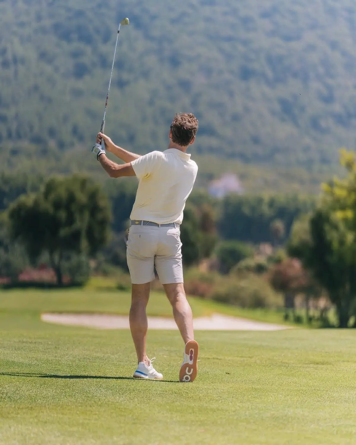 Roger Federer concentrado jugando al golf 2