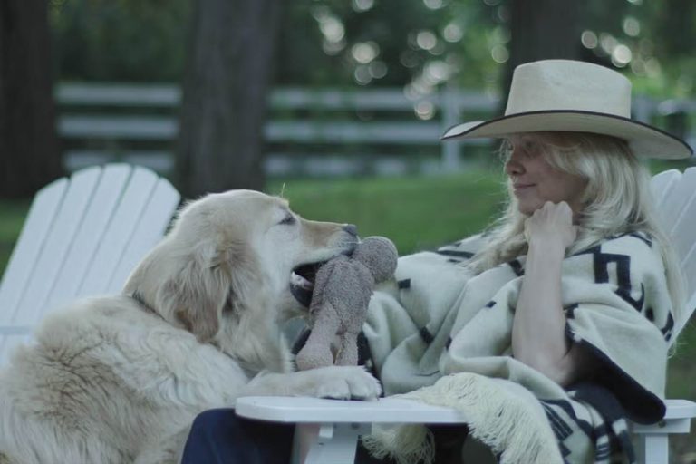 Pamela Anderson presume de hogar en Canadá: una casa rústica con huerto y jardín espectacular