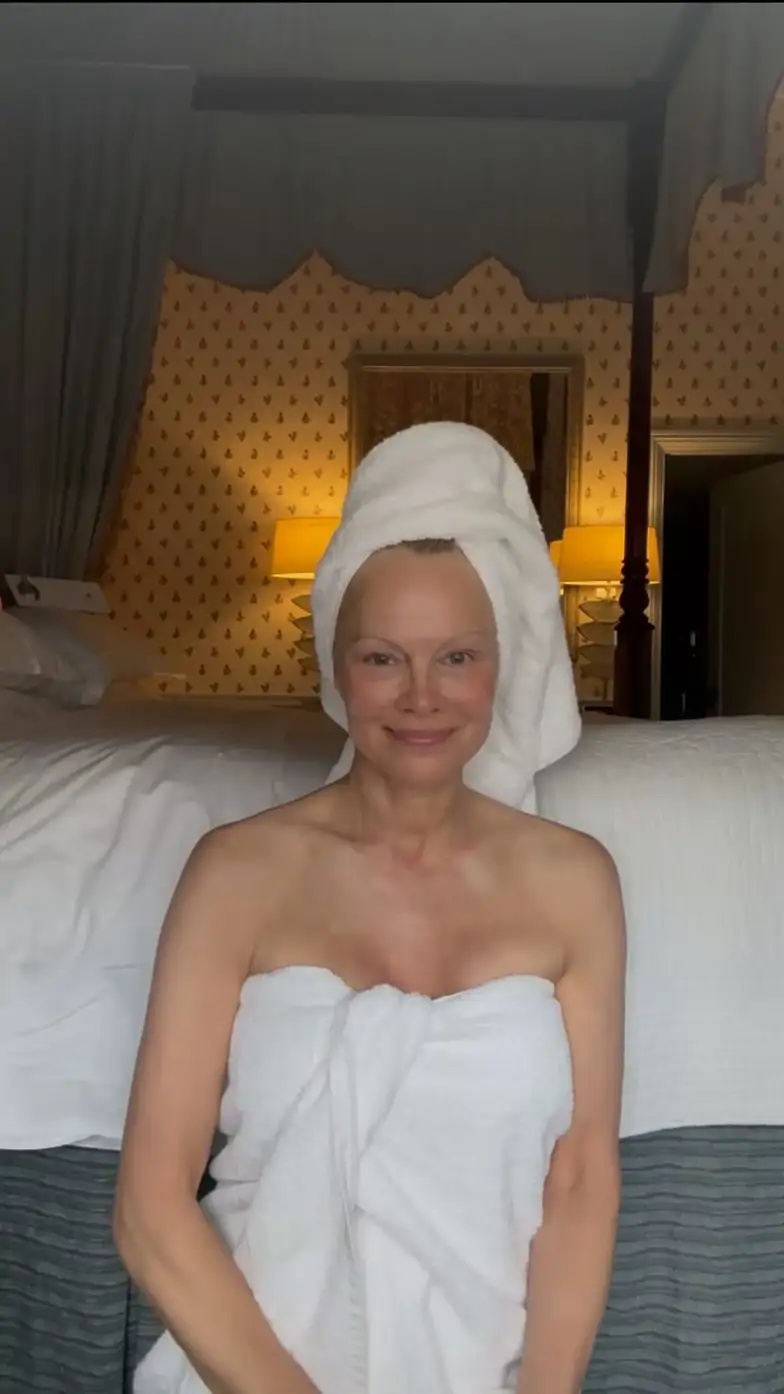 Pamela Anderson presume de hogar en Canadá: una casa rústica con huerto y jardín espectacular