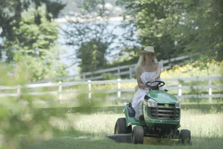 Pamela Anderson presume de hogar en Canadá: una casa rústica con huerto y jardín espectacular