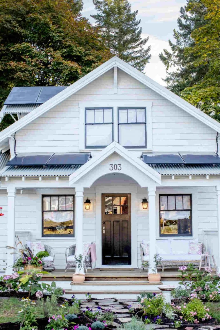 Pamela Anderson presume de hogar en Canadá: una casa rústica con huerto y jardín espectacular