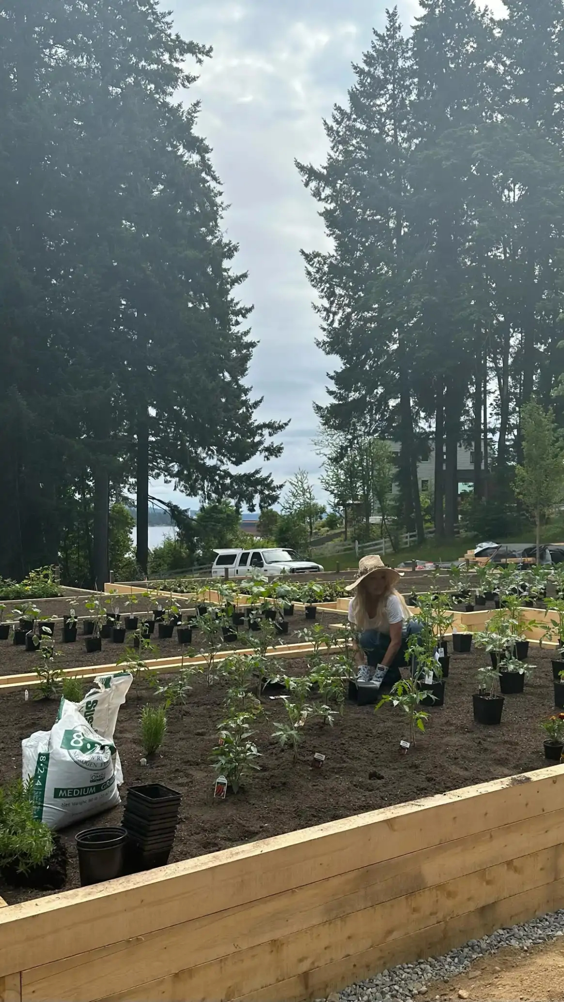 Pamela Anderson presume de hogar en Canadá: una casa rústica con huerto y jardín espectacular