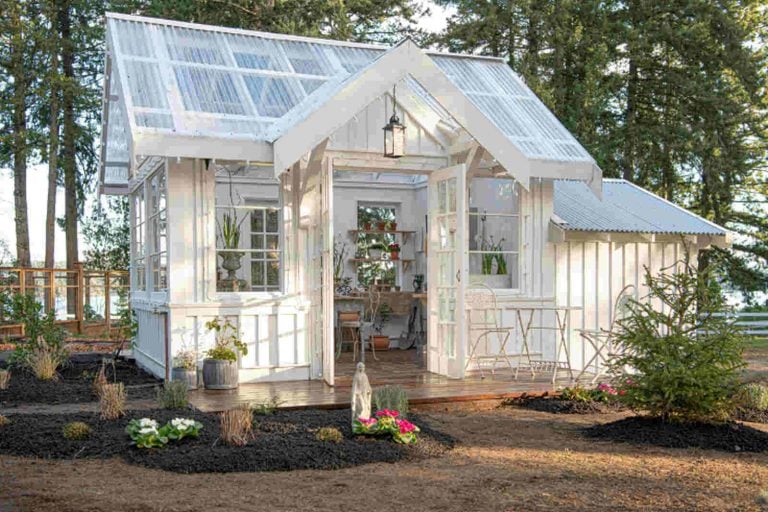 Pamela Anderson presume de hogar en Canadá: una casa rústica con huerto y jardín espectacular