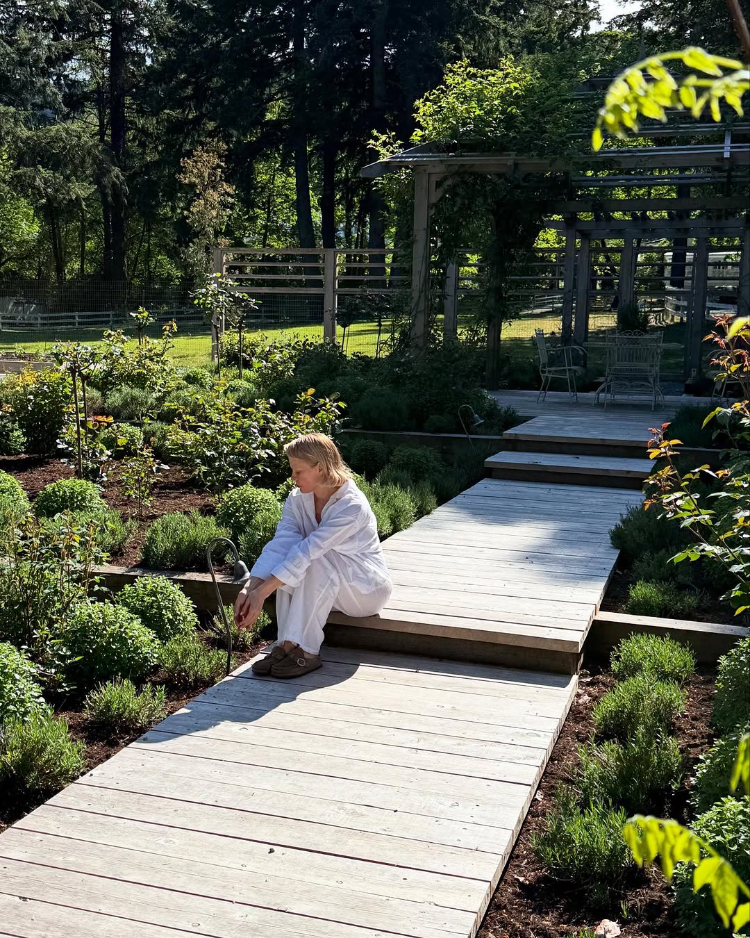 Pamela Anderson presume de hogar en Canadá: una casa rústica con huerto y jardín espectacular