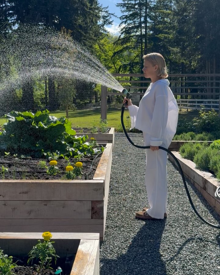 Pamela Anderson presume de hogar en Canadá: una casa rústica con huerto y jardín espectacular