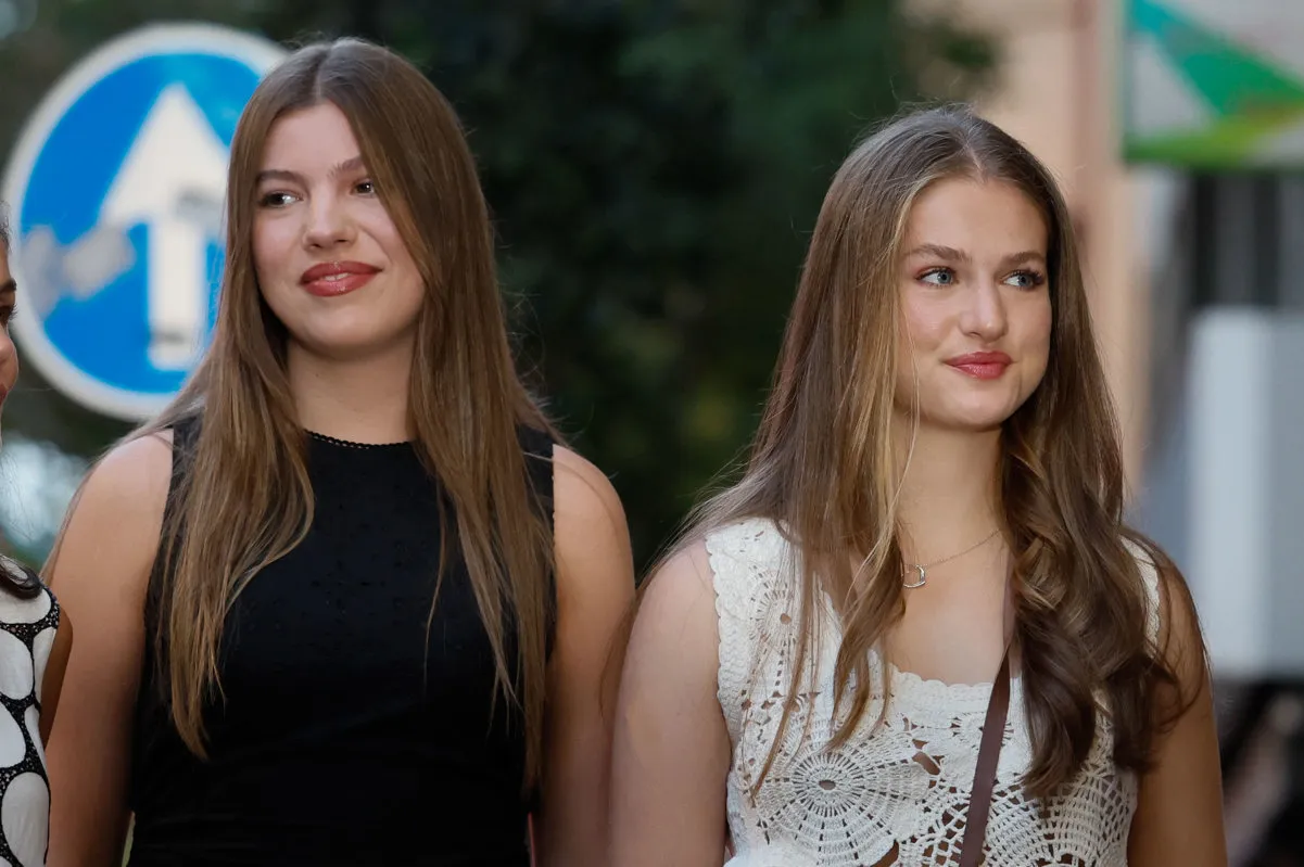 La infanta Sofía (i) y la princesa Leonor (d), acuden con su madre, la reina Letizia, a una proyección de cine este jueves en Mallorca.