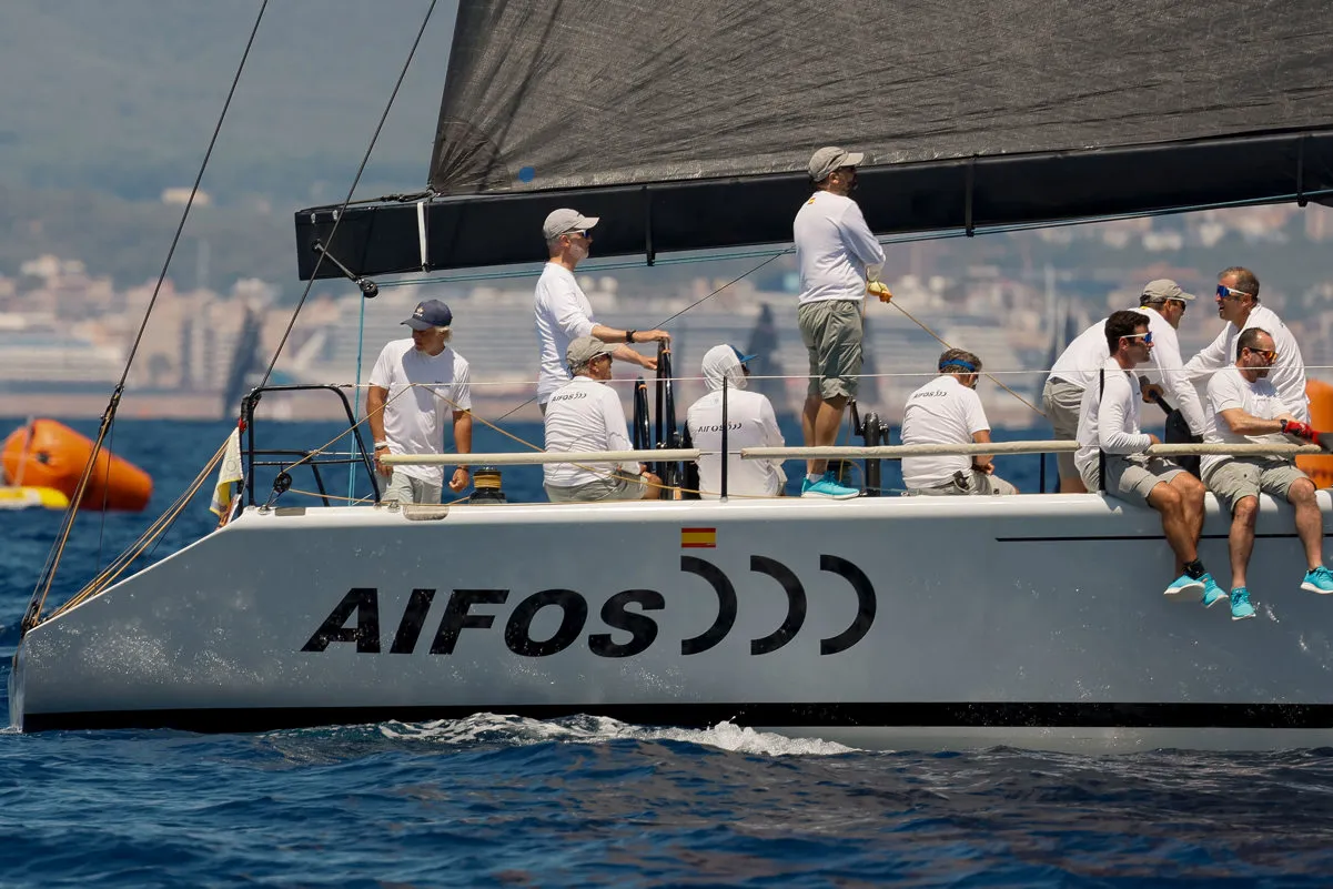 Felipe VI junto a la tripulación en el velero Aifos