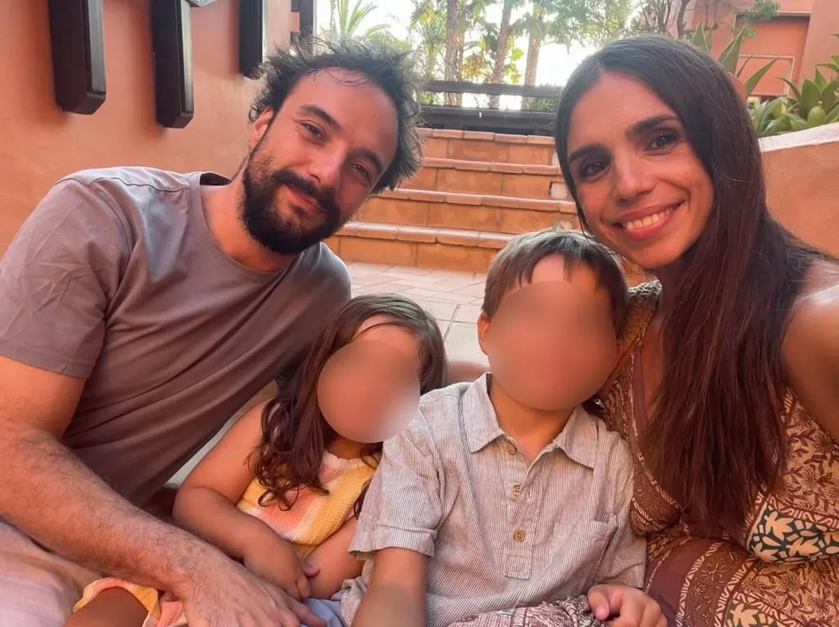 Elena Furiase con su marido Gonzalo Sierra y sus hijos