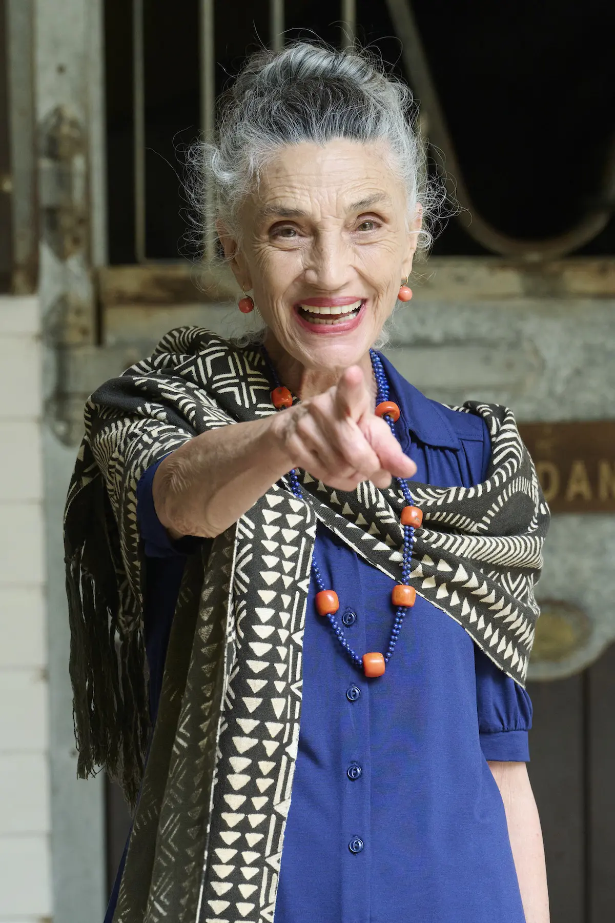 Ángela Molina señalando