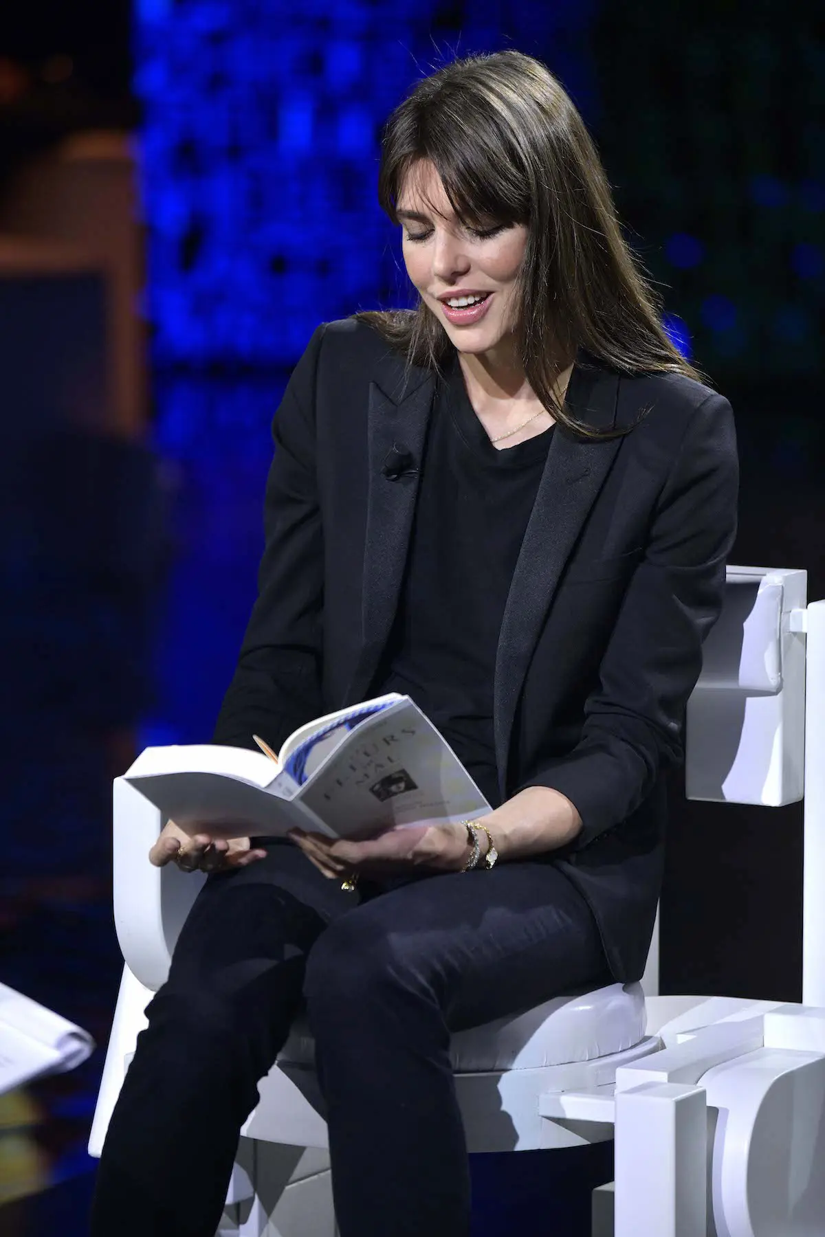 Carlota leyendo