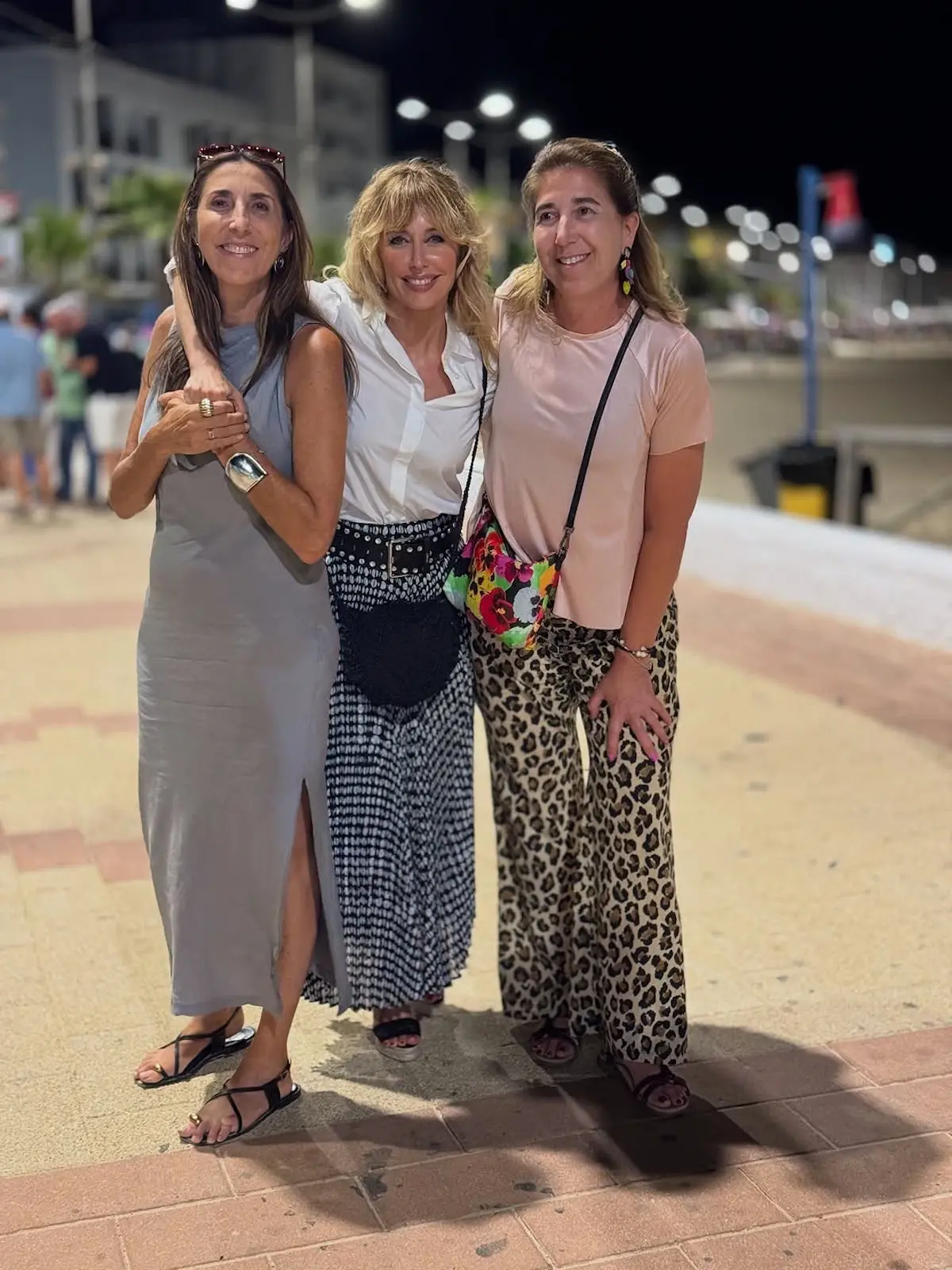 Paz Padilla, su hermana y Emma García