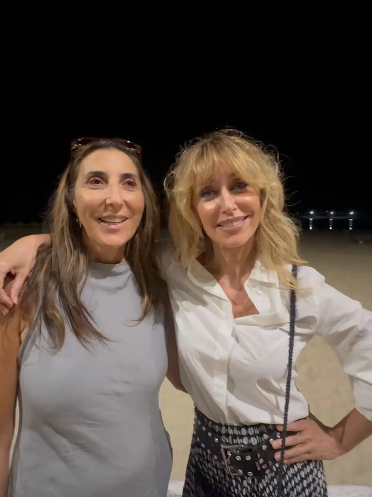 Paz Padilla y Emma García posando