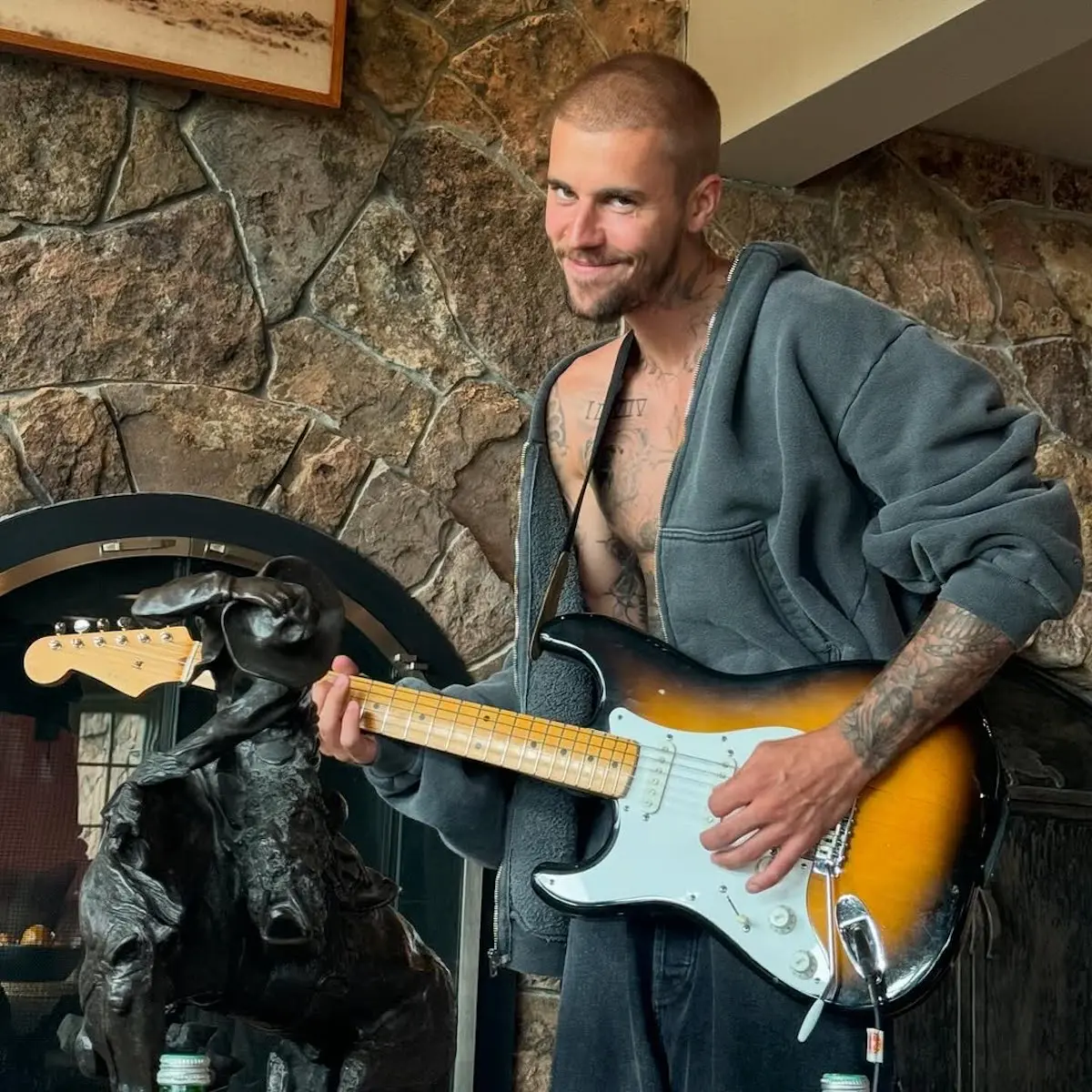 Justin tocando la guitarra
