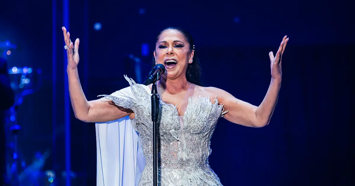 Isabel Pantoja cantando