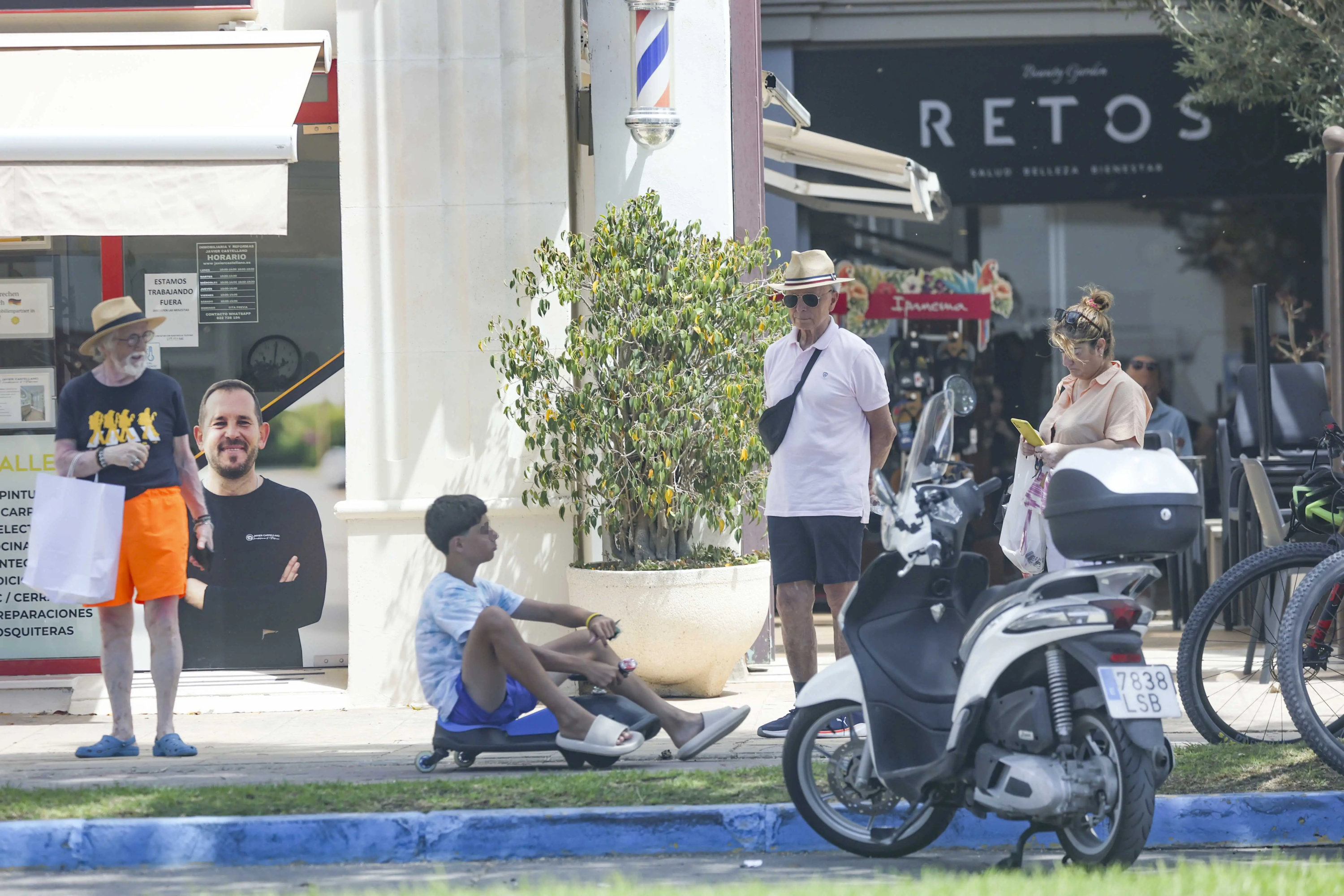Ortega Cano paseando