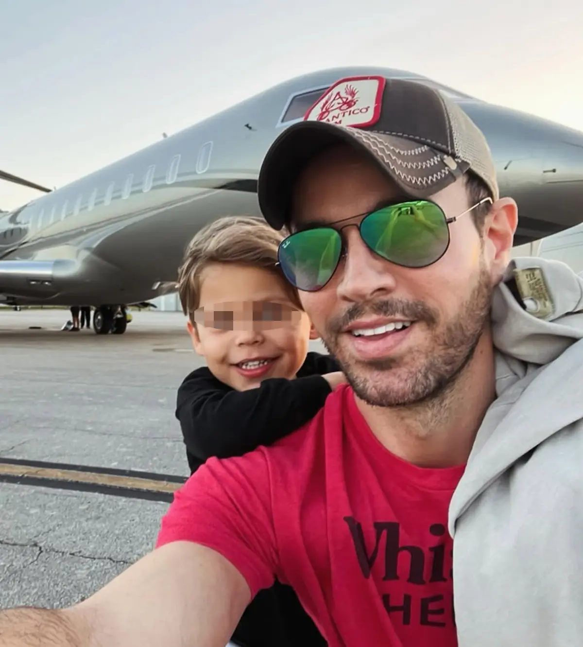 Enrique Iglesias y su hijo