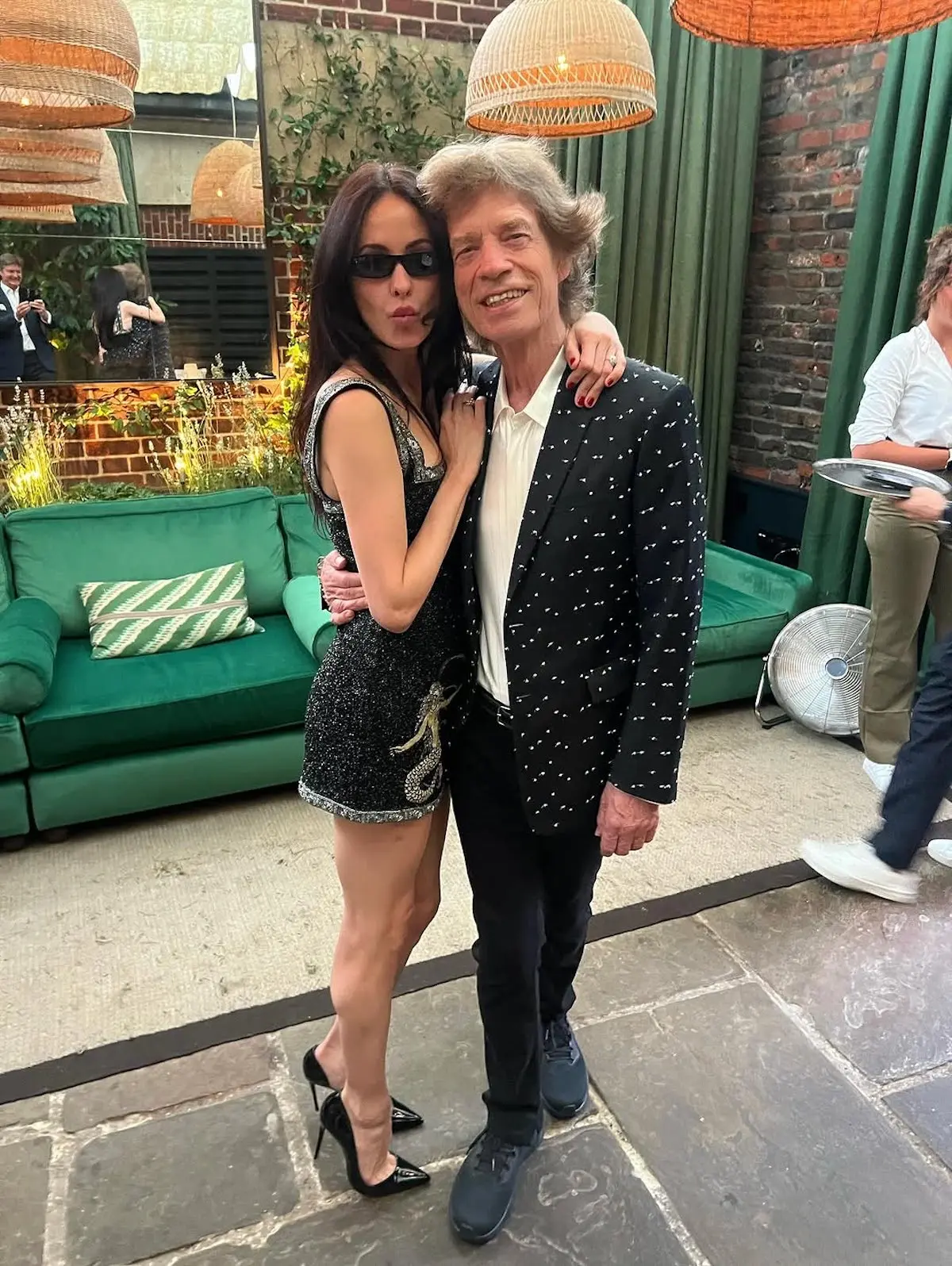 Mick Jagger con su pareja