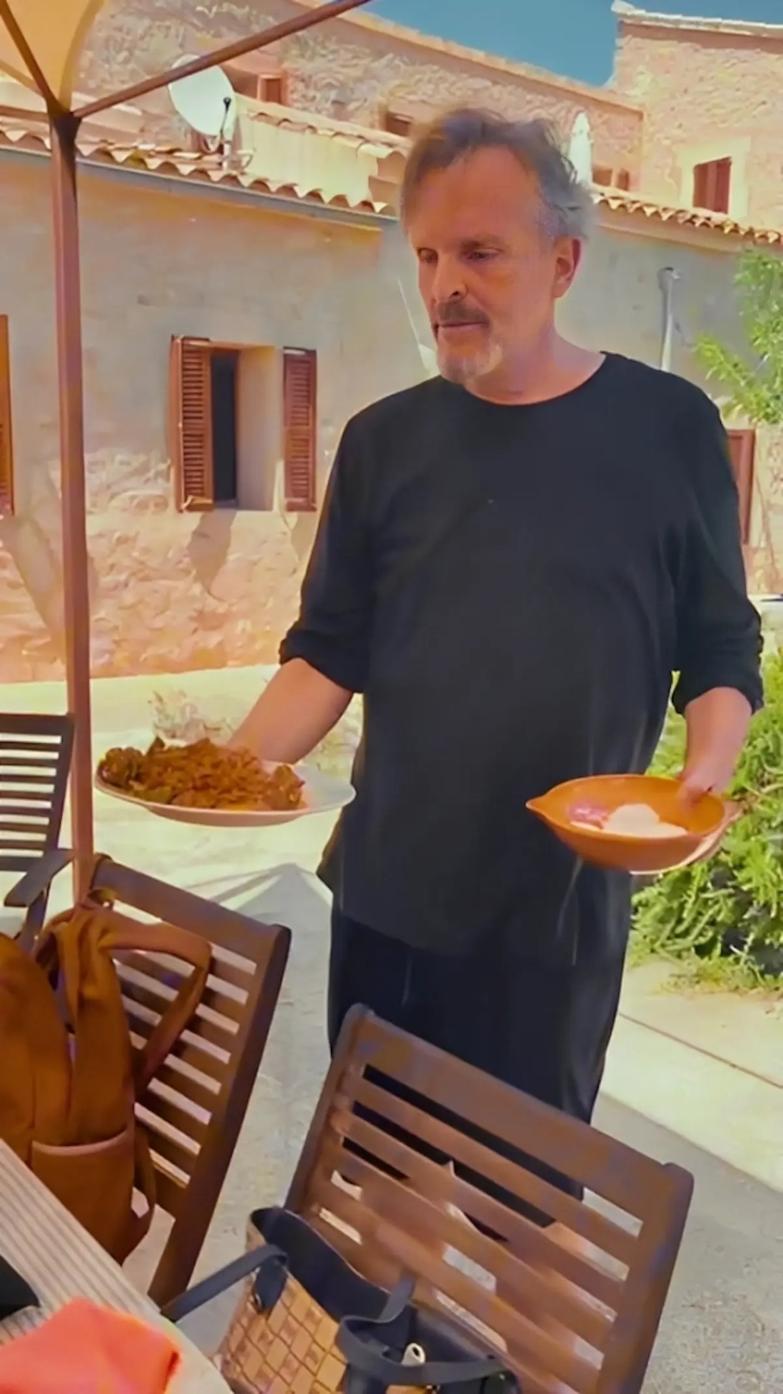 Miguel Bosé con comida