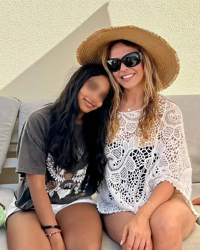 Merche y su hija Malika en su casa el día del 15 cumpleaños de la joven