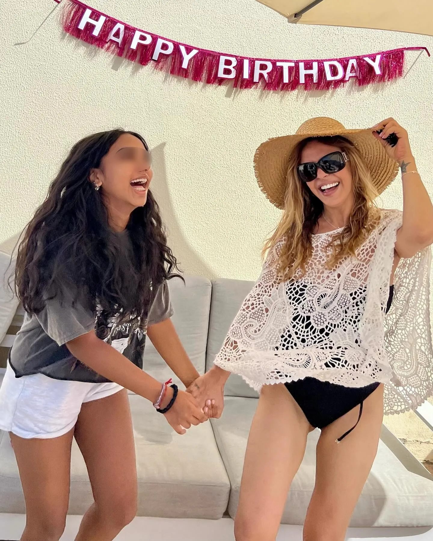 Merche y su hija Malika en su casa el día del 15 cumpleaños de la joven