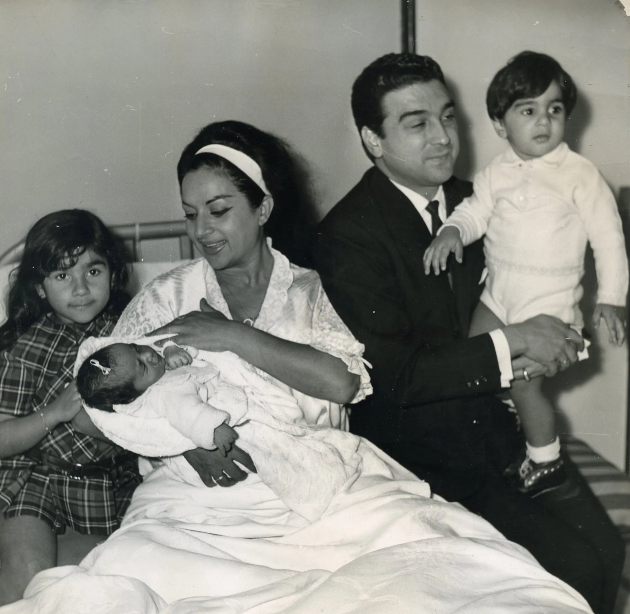 Lola Flores y 'El Pescaílla' con sus hijos, de niños.