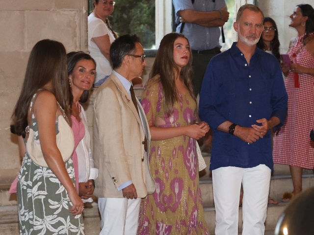 La Familia Real sorprende a los clientes de un restaurante en Mallorca al que van a cenar