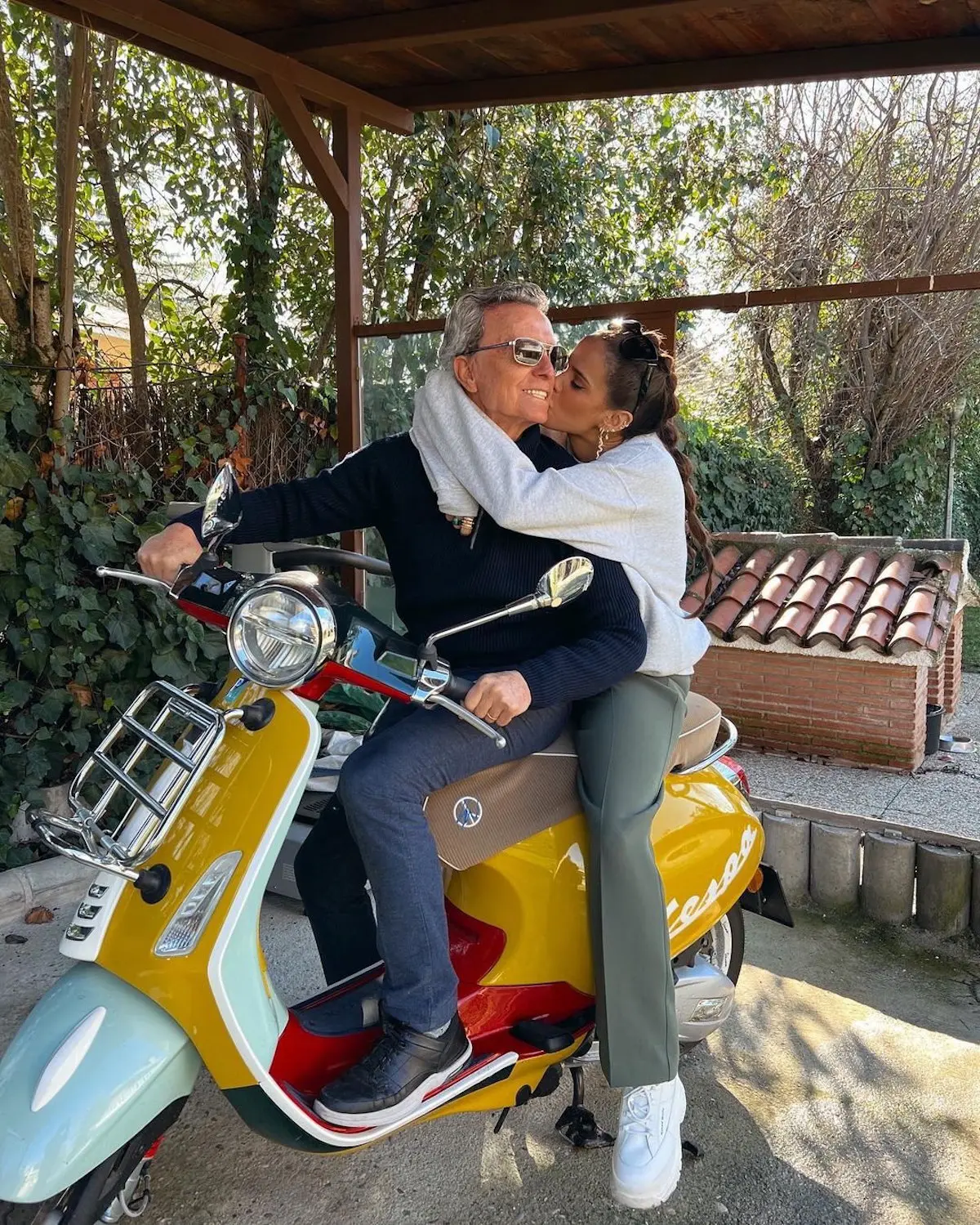 Gloria Camila junto a su padre