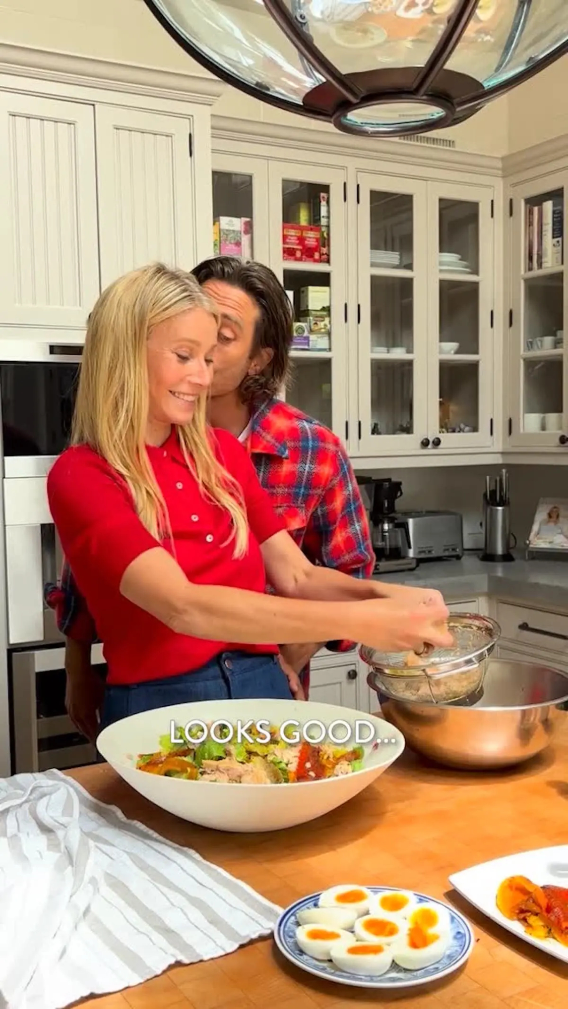 Gwyneth cocinando con su pareja