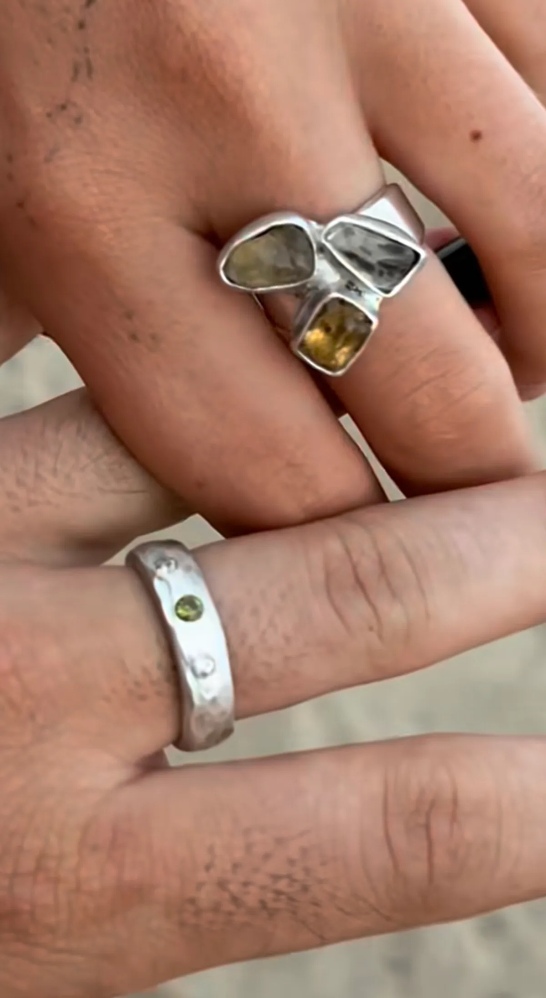 Los anillos de compromiso de la pareja