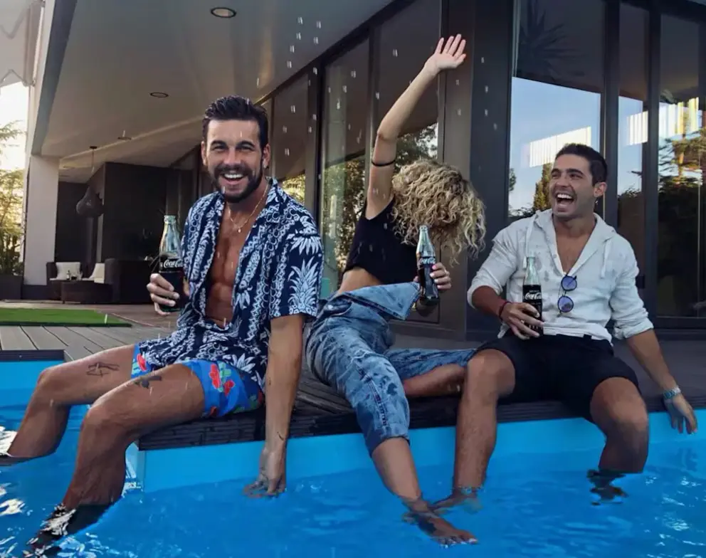 Mario Casas con amigos