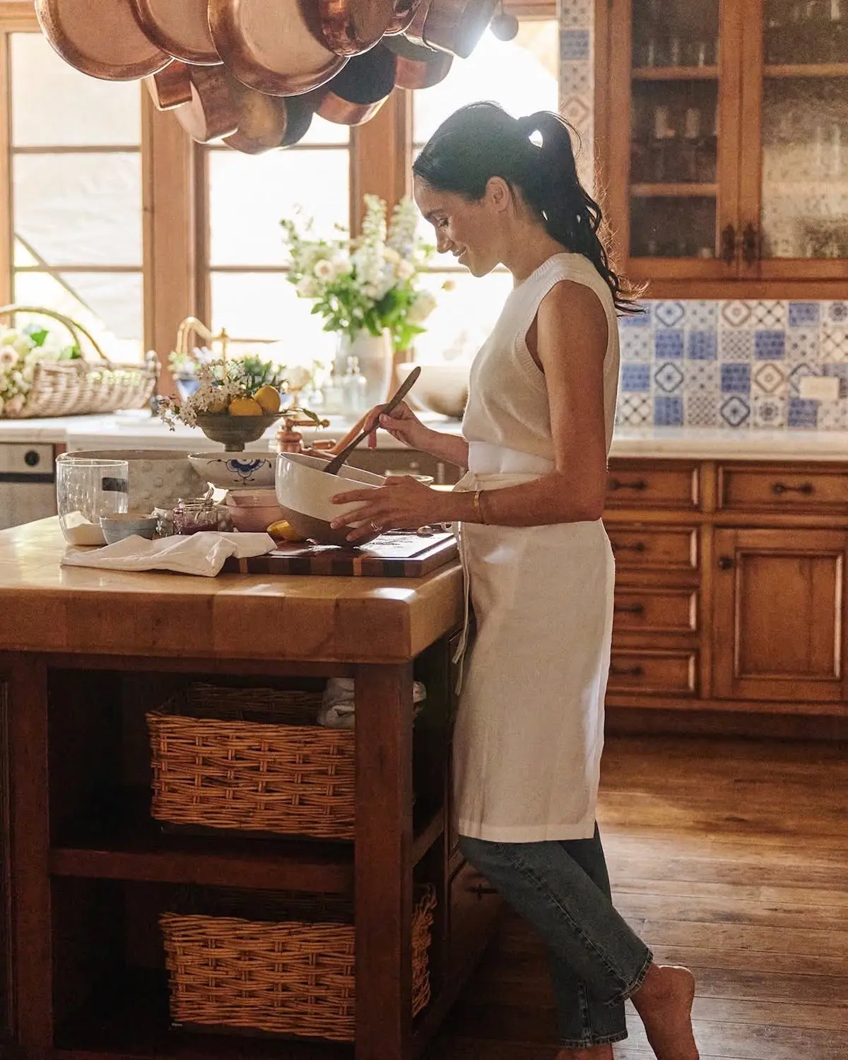 Meghan Markle haciendo la comida
