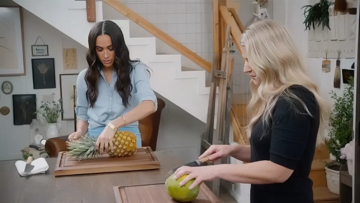Meghan Markle cortando fruta