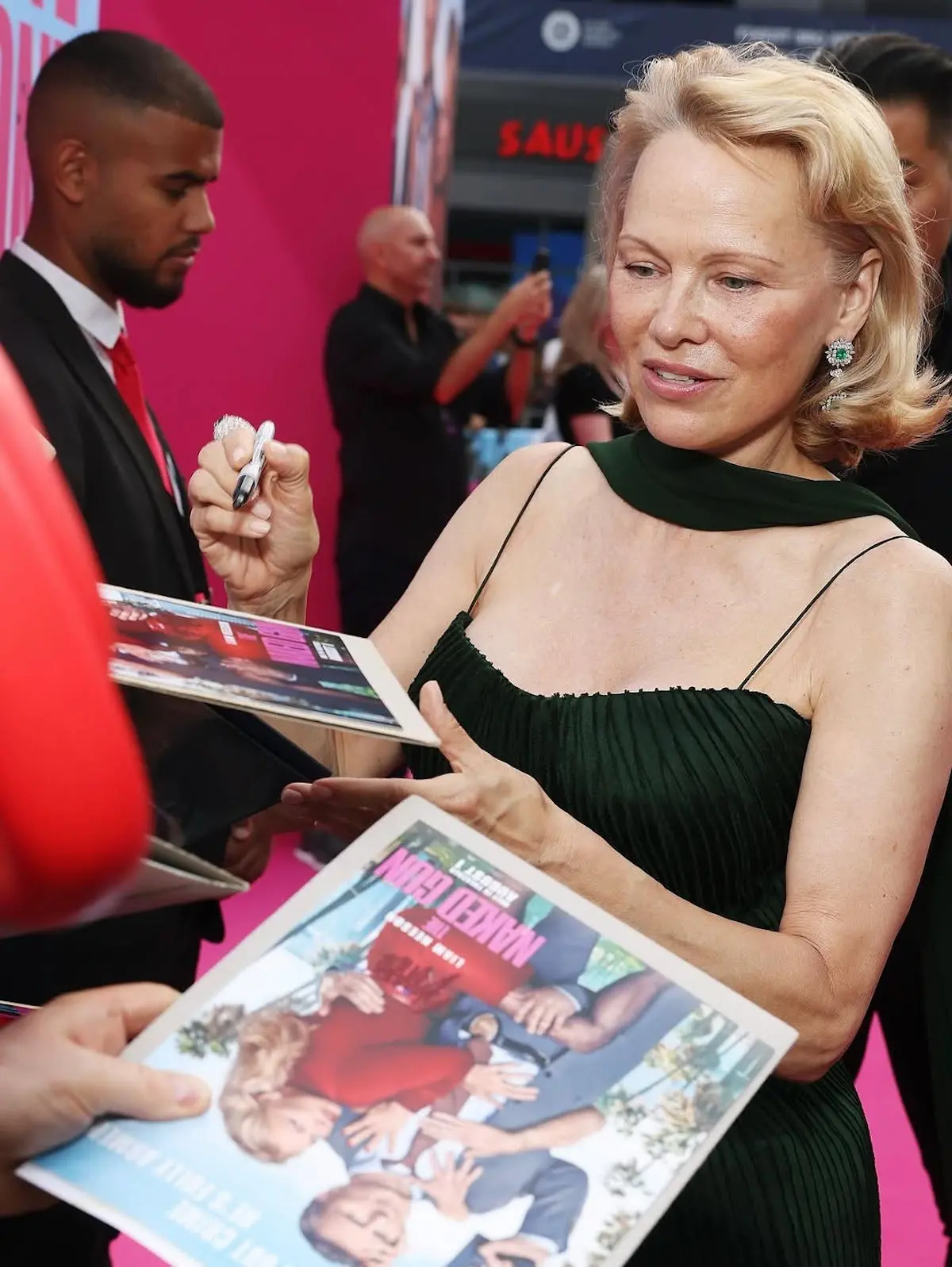 Pamela Anderson firmando autógrafos