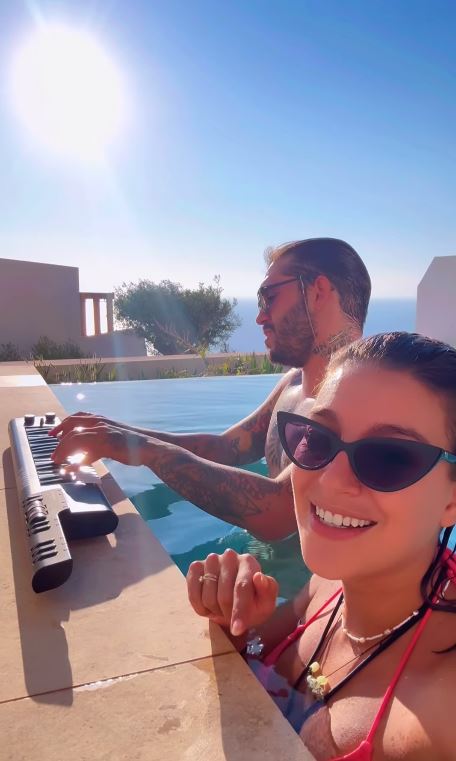 Ana Guerra y Víctor Elías cantando en la piscina.