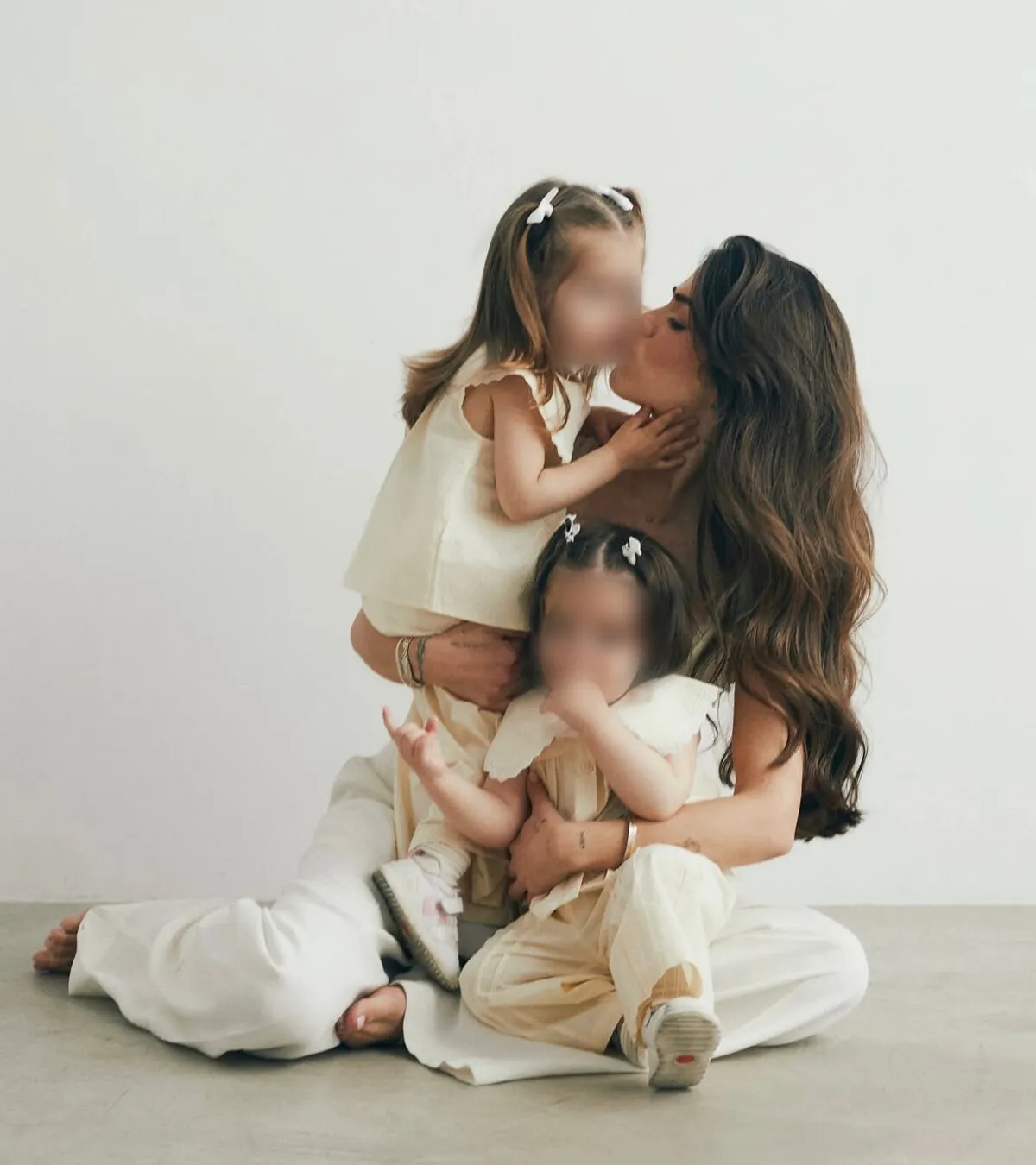 Violeta Mangriñán con sus dos hijas, Gala y Gia