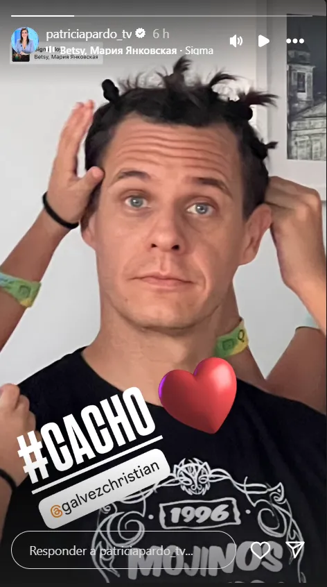 Christian Gálvez en una imagen de stories con moños hechos por las hijas de Patricia Pardo