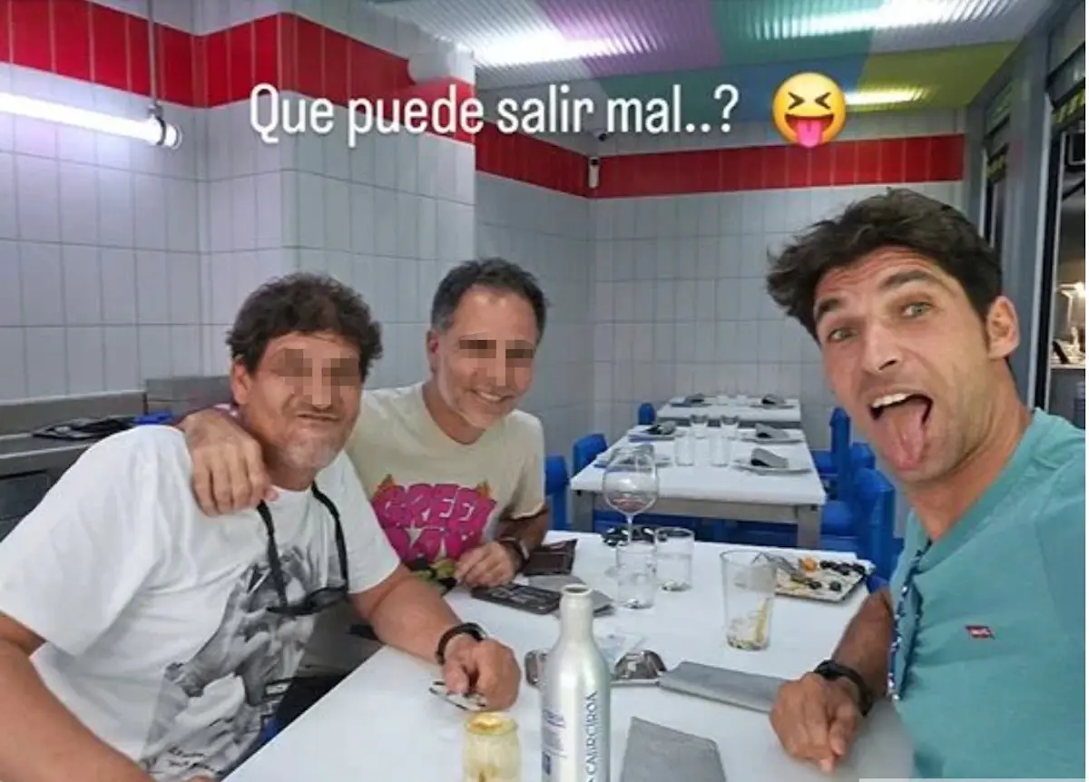 Cayetano y sus amigos en un establecimiento de comida rápida