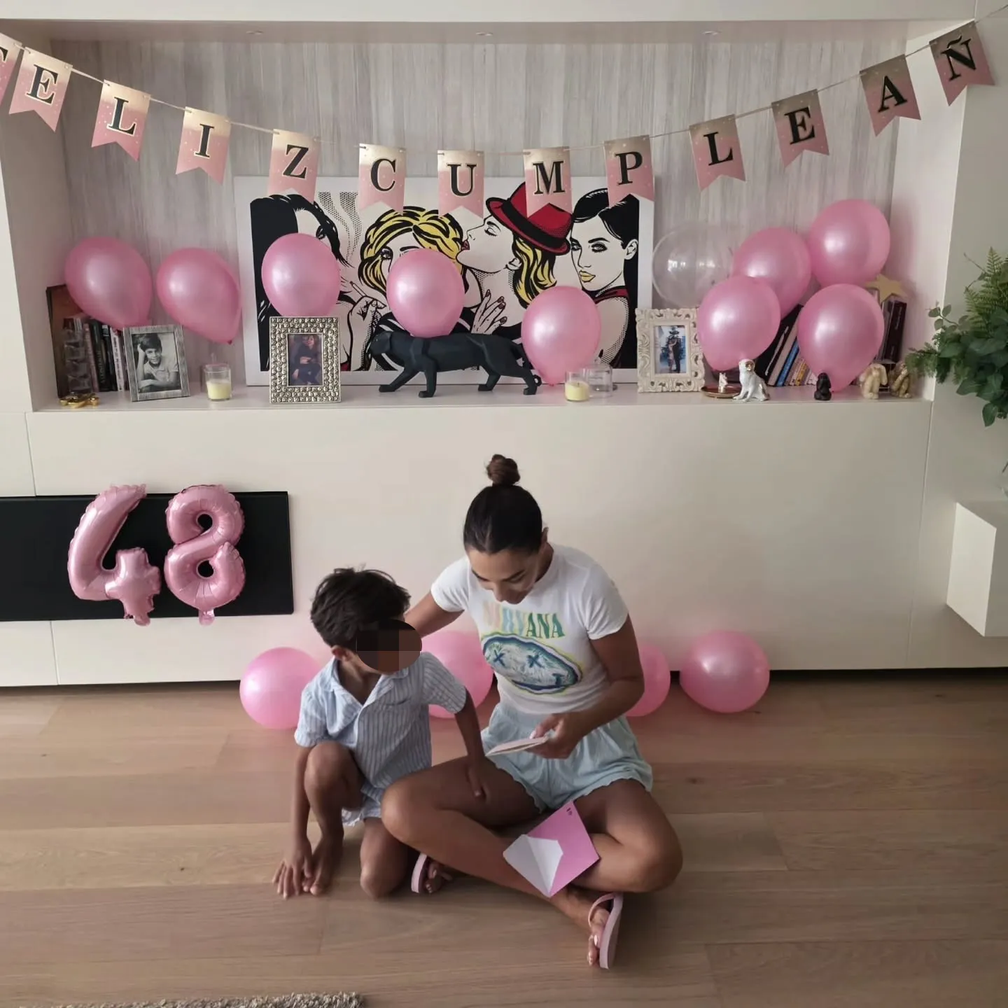 Paula Echevarría con su hijo Miki en su 48º cumpleaños.