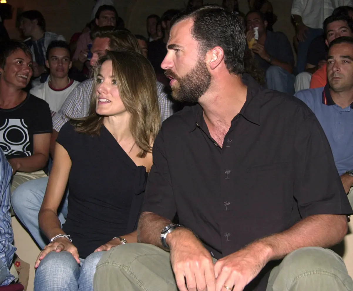 Los entonces Príncipes de Asturias Felipe de Borbón y Letizia Ortiz en un concierto de Jaime Anglada, compañero del Príncipe en las regatas.