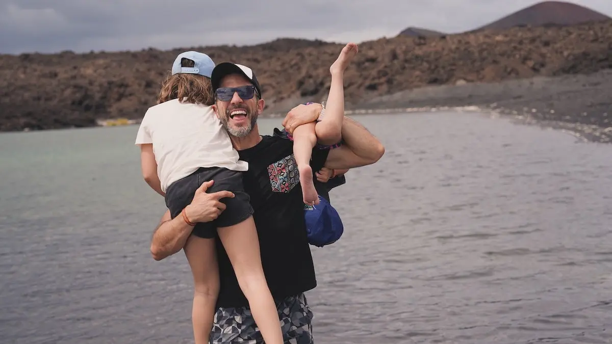 Roberto Leal jugando con sus hijos