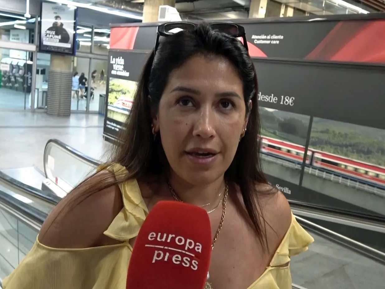 Gabriela Guillén hablando con la prensa.