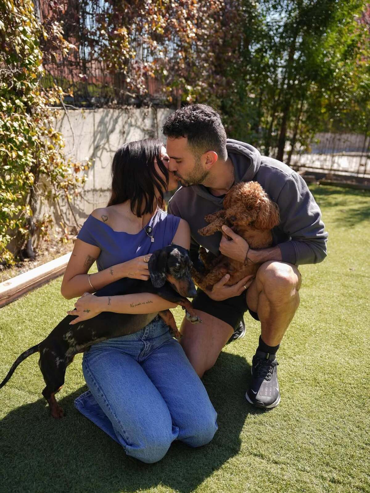Marieta y Suso Álvarez con sus perros