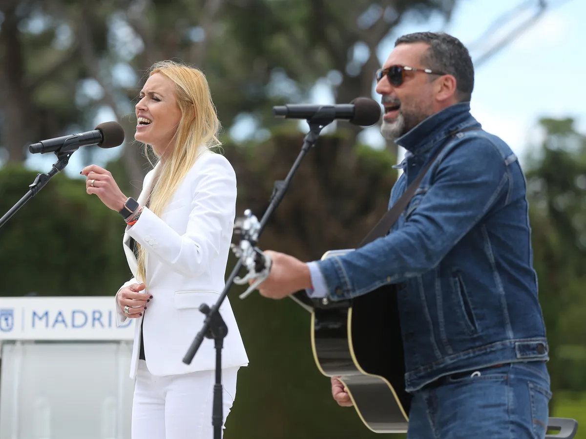 Carolina Cerezuela y Jaime Anglada cantando juntos