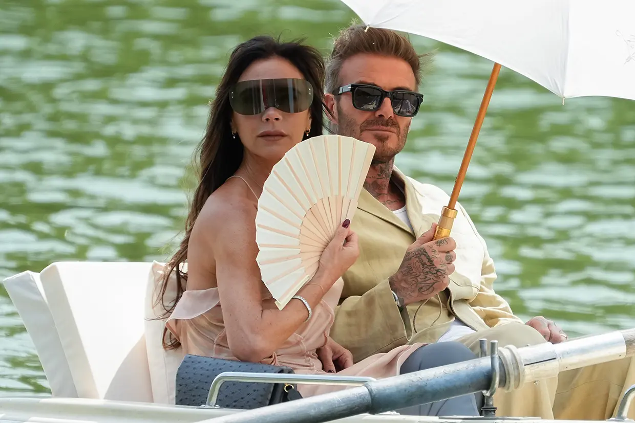 David y Victoria Beckham con un abanico
